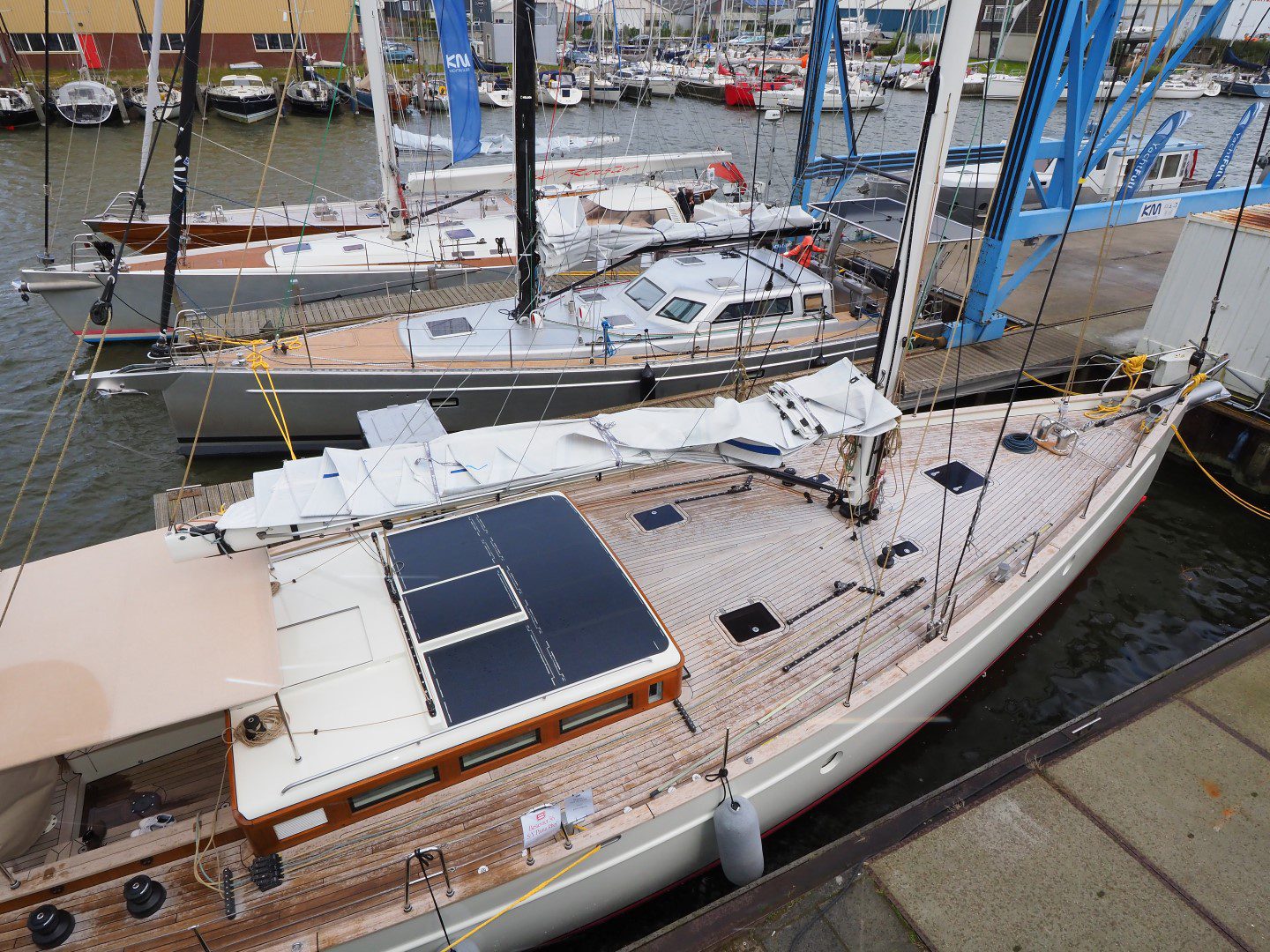 Zeiljachten in haven Makkum