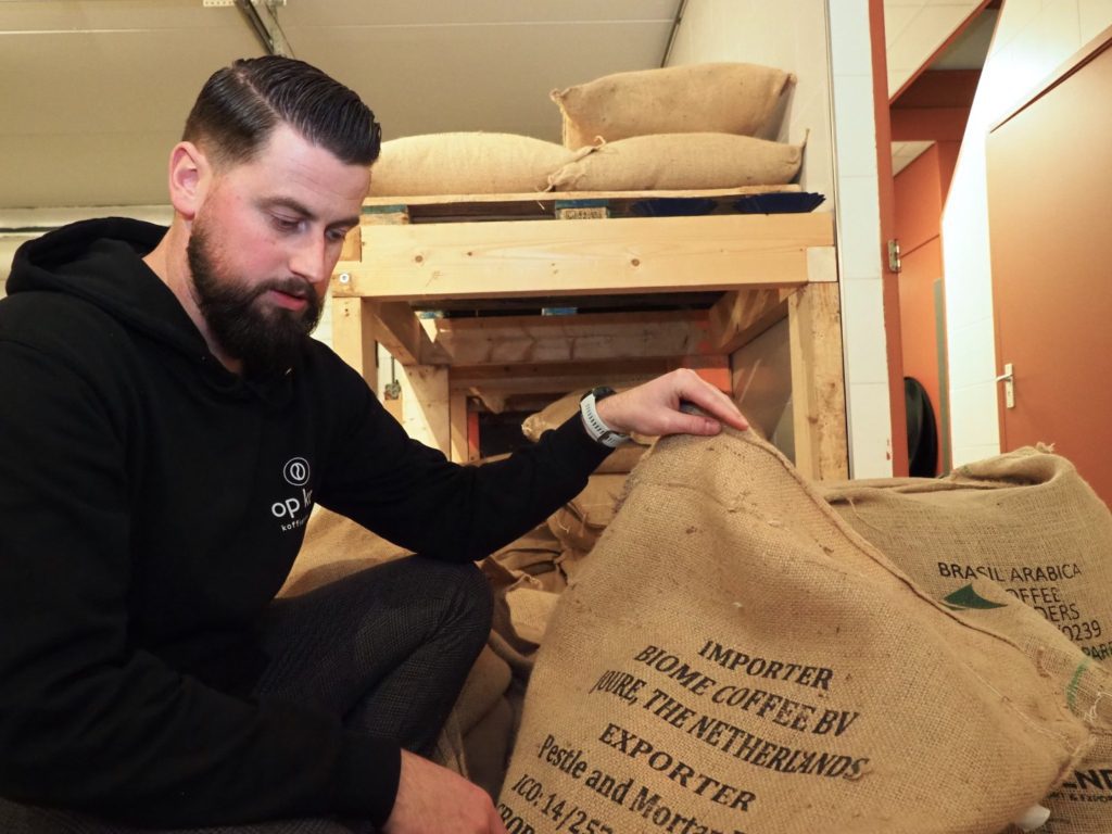 Koffiebrander Mark Kornet van Op Kop Koffie in Joure 