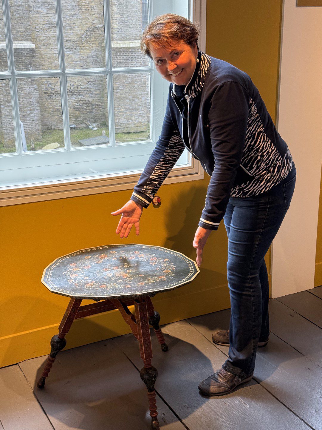 Museum Hindeloopen in Hindeloopen, in het Fries Hylpen, presenteert historische zeevaart, het leven van de schippers en hun gezinnen, een originele Hindelooper kamer, kleurrijke Hindelooper klederdracht en meubelschilderkunst en de eigen taal van het stadje, het Hylpers.