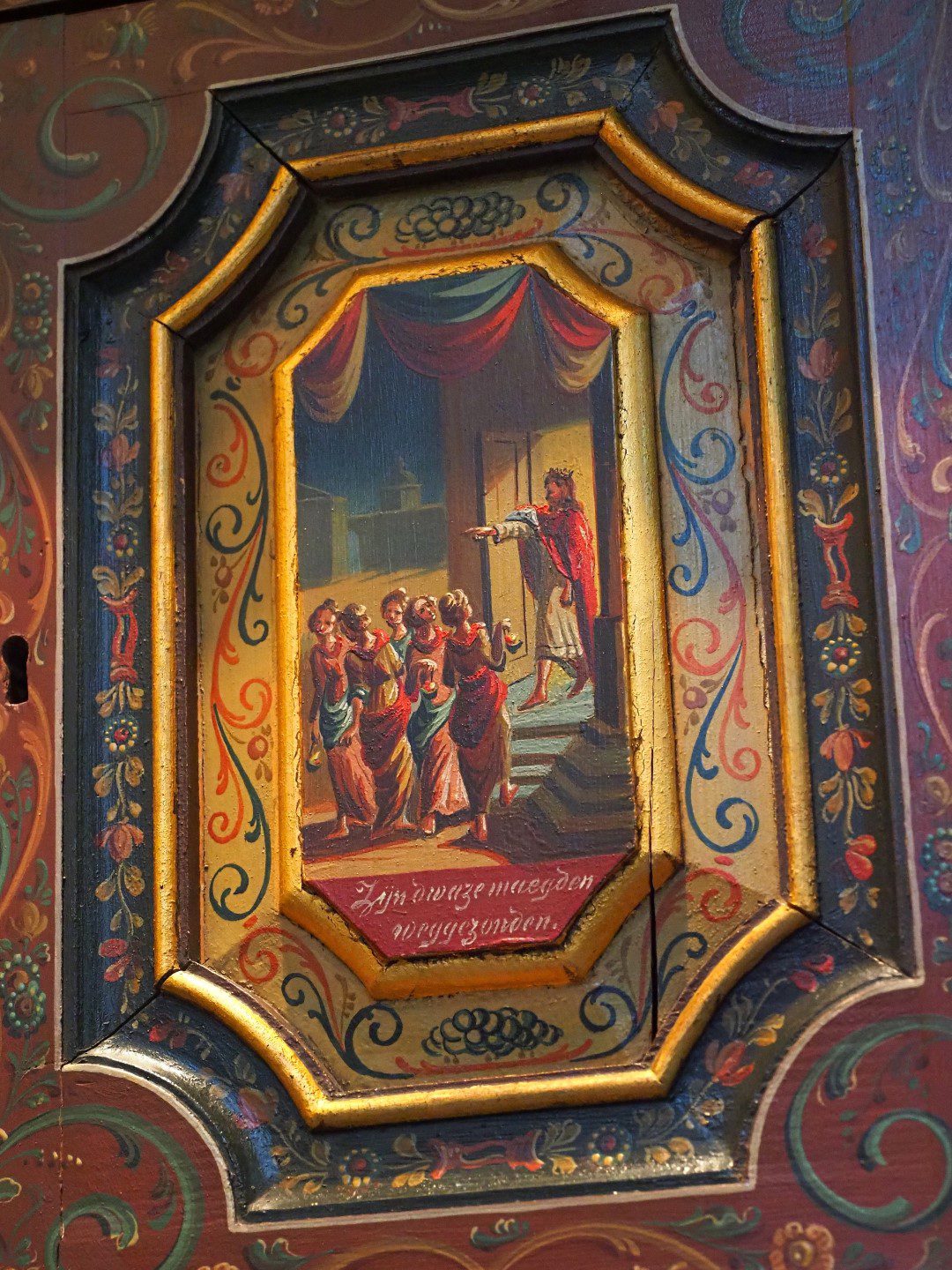Museum Hindeloopen in Hindeloopen, in het Fries Hylpen, presenteert historische zeevaart, het leven van de schippers en hun gezinnen, een originele Hindelooper kamer, kleurrijke Hindelooper klederdracht en meubelschilderkunst en de eigen taal van het stadje, het Hylpers.