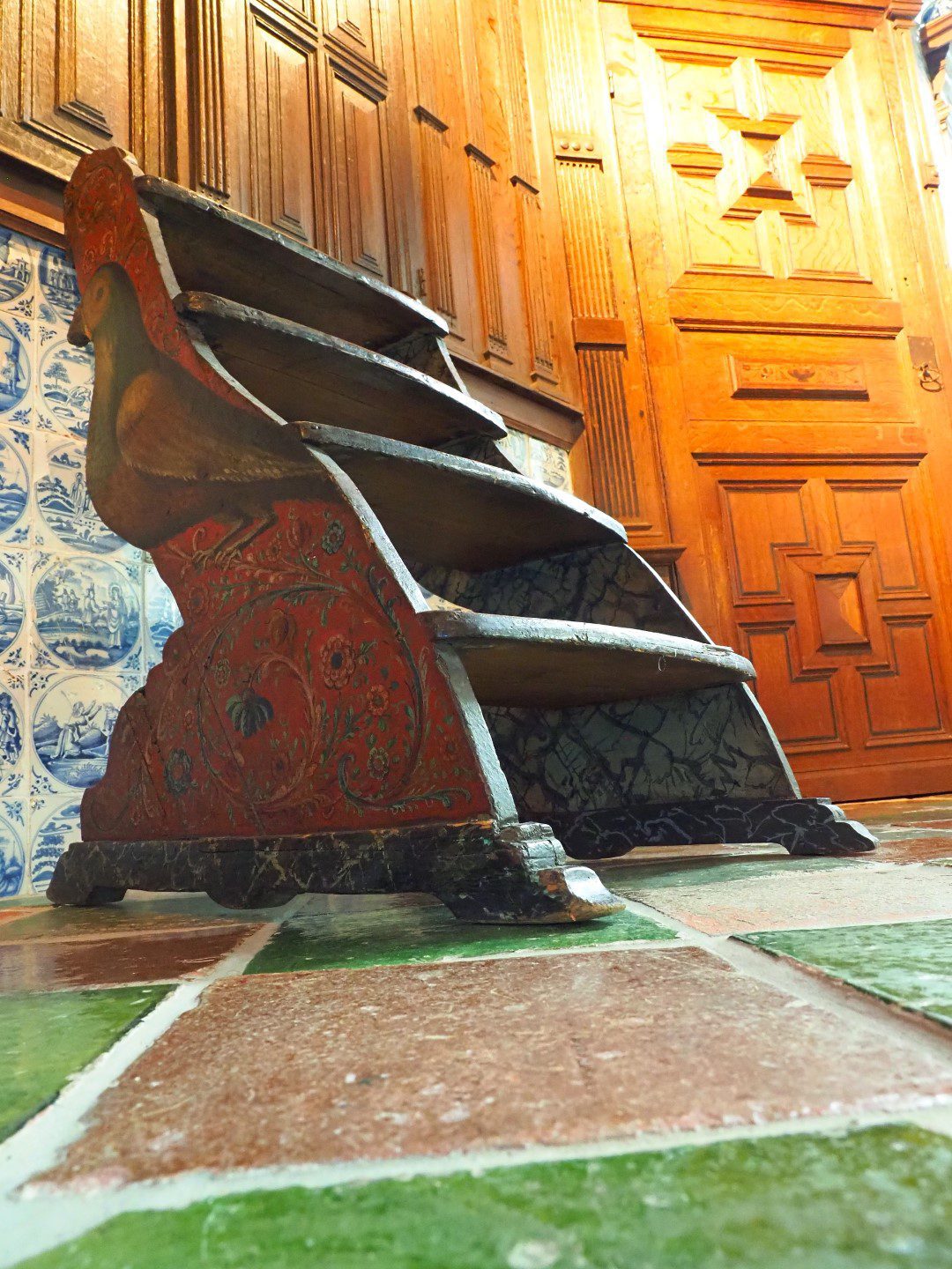 Museum Hindeloopen in Hindeloopen, in het Fries Hylpen, presenteert historische zeevaart, het leven van de schippers en hun gezinnen, een originele Hindelooper kamer, kleurrijke Hindelooper klederdracht en meubelschilderkunst en de eigen taal van het stadje, het Hylpers.