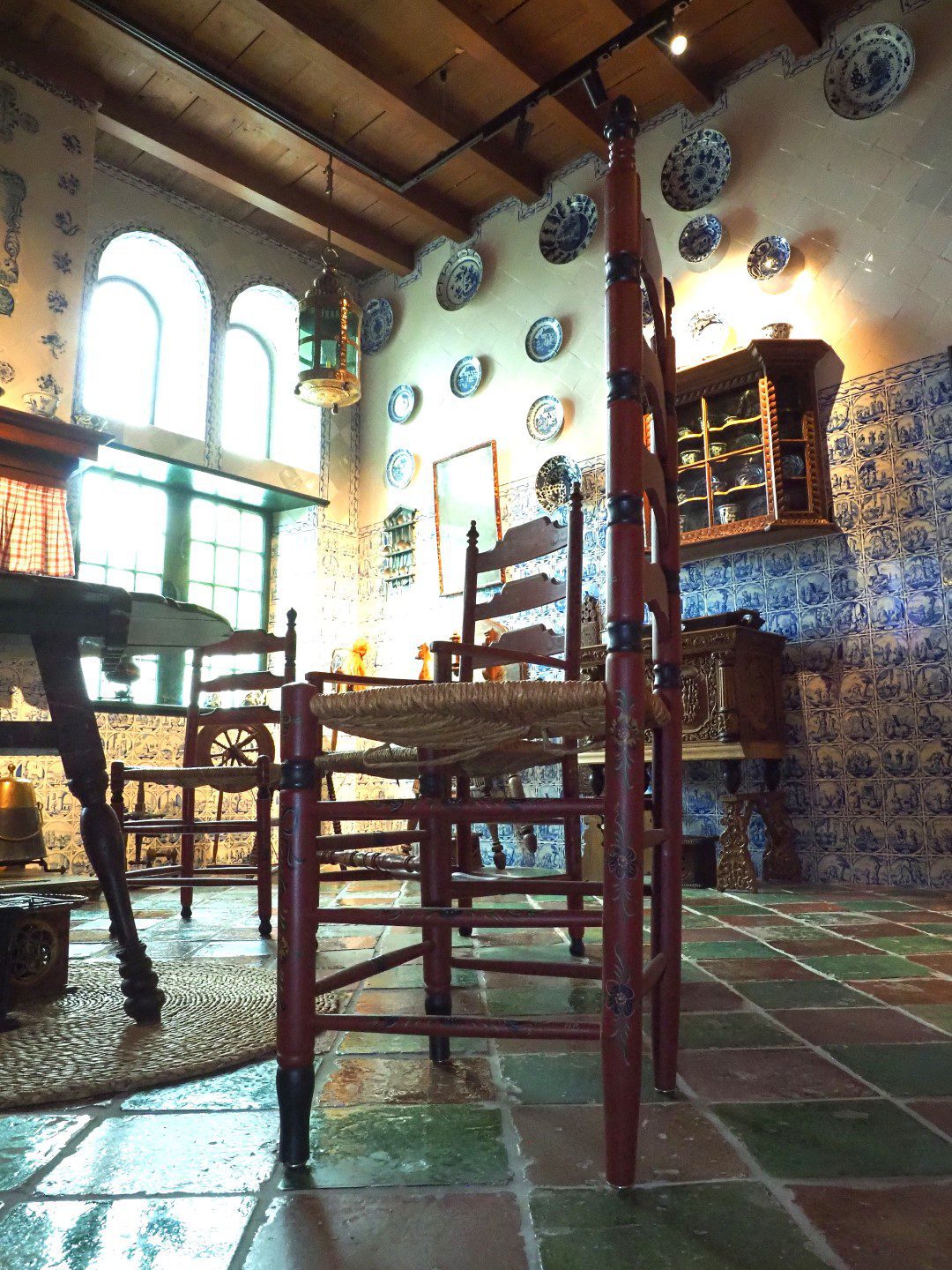 Museum Hindeloopen in Hindeloopen, in het Fries Hylpen, presenteert historische zeevaart, het leven van de schippers en hun gezinnen, een originele Hindelooper kamer, kleurrijke Hindelooper klederdracht en meubelschilderkunst en de eigen taal van het stadje, het Hylpers.