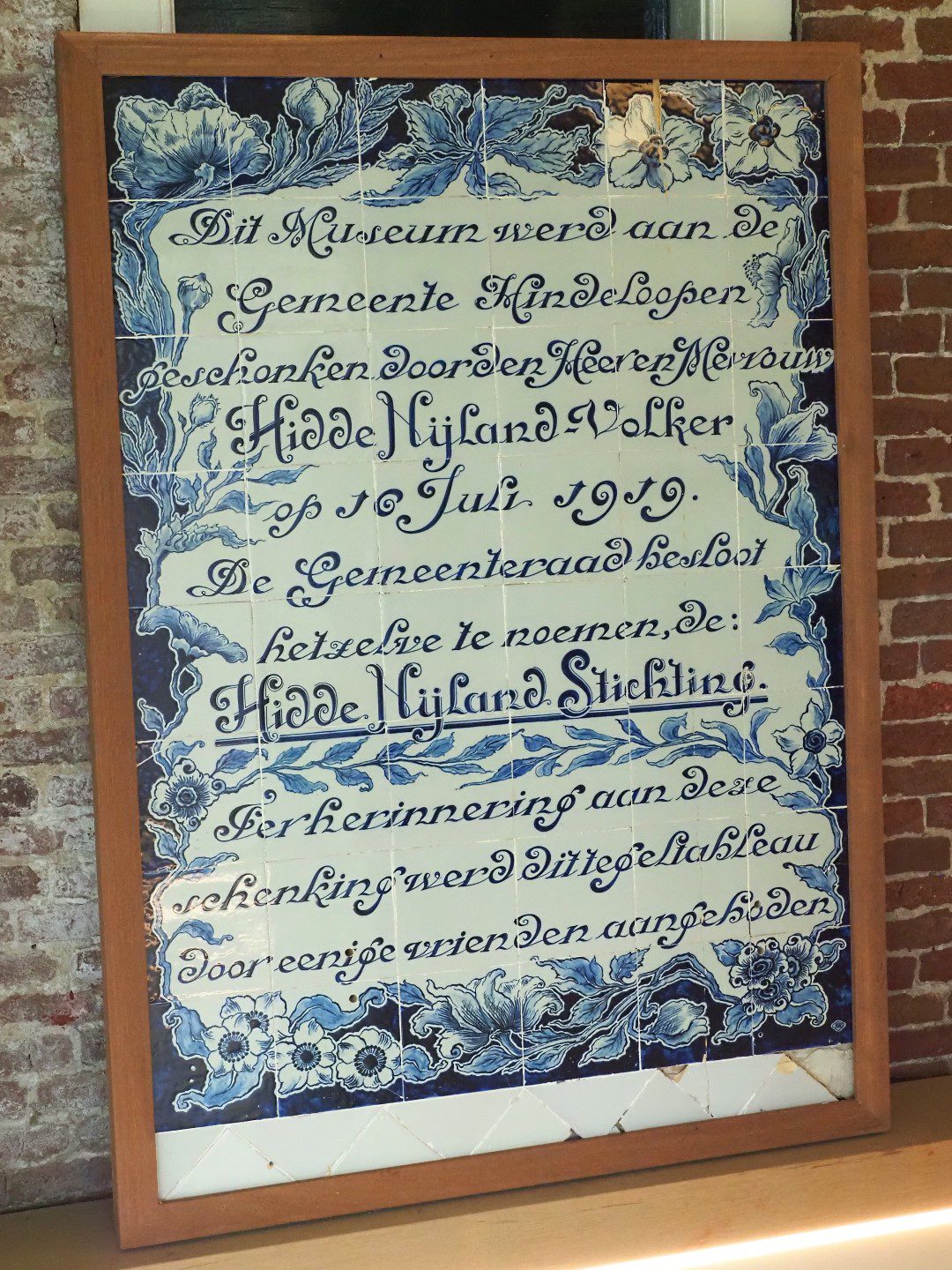 Museum Hindeloopen in Hindeloopen, in het Fries Hylpen, presenteert historische zeevaart, het leven van de schippers en hun gezinnen, een originele Hindelooper kamer, kleurrijke Hindelooper klederdracht en meubelschilderkunst en de eigen taal van het stadje, het Hylpers.